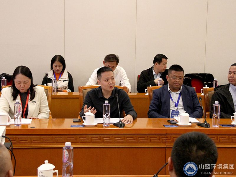 图为中国工业报社相关负责人(左二)致辞.jpg 图为中国工业报社相关负责人(左二)致辞.jpg